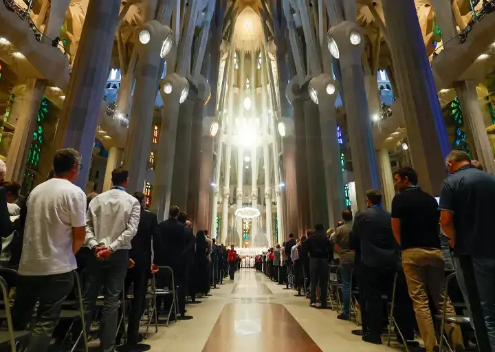 El Papa en la Sagrada Familia: “Levantemos el rostro de quienes yacen en el polvo”
