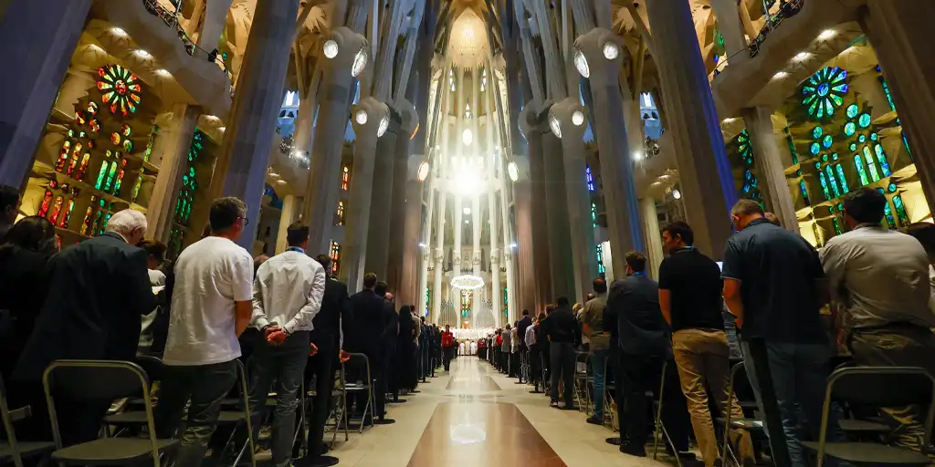 El Papa en la Sagrada Familia: “Levantemos el rostro de quienes yacen en el polvo”