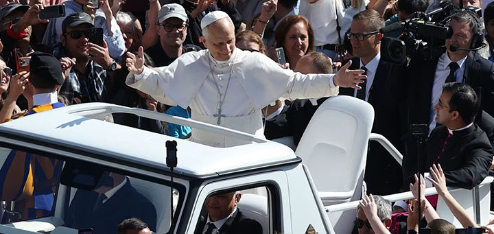 De peregrinar a Roma a las misas en estadios: cómo ha cambiado la devoción hacia el papa a lo largo de la historia