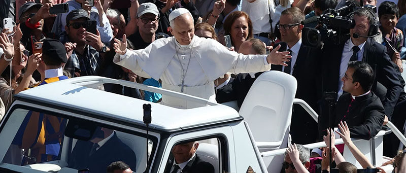 De peregrinar a Roma a las misas en estadios: cómo ha cambiado la devoción hacia el papa a lo largo de la historia