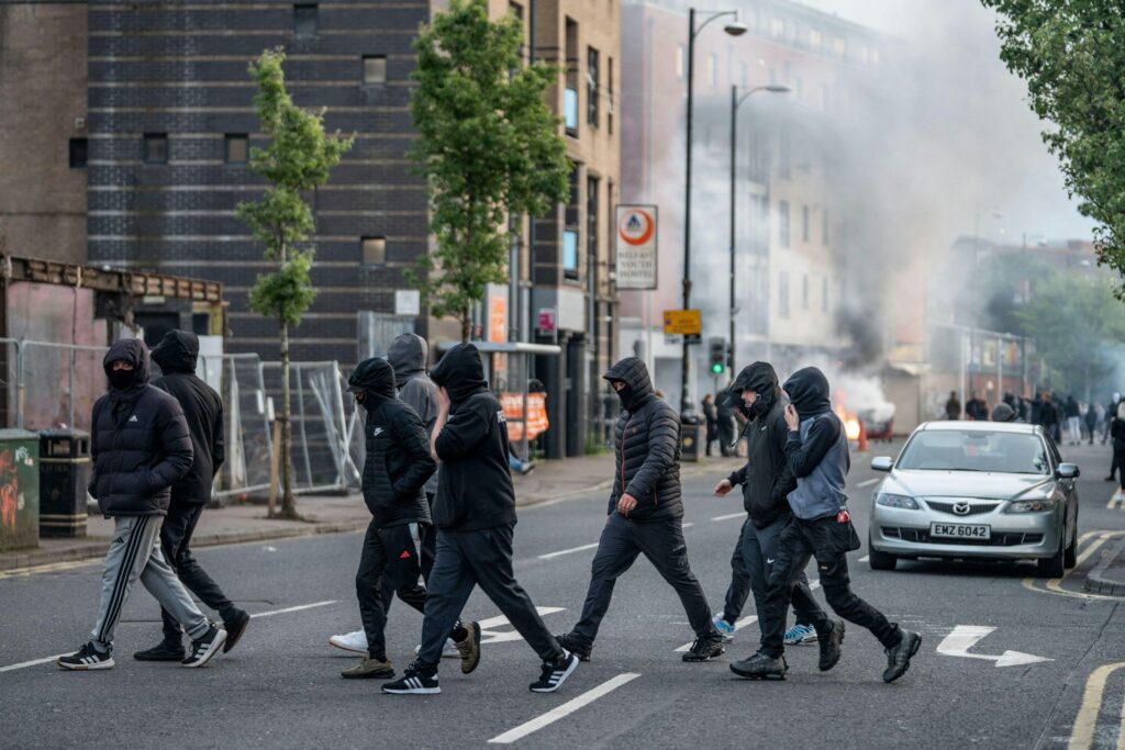 Los disturbios de Belfast confirman cómo ayudan las redes sociales a que los mensajes antiinmigración calen