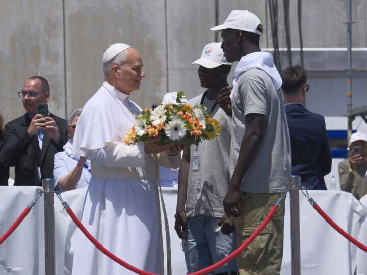 León XIV, el Papa que desarma las periferias