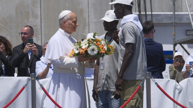 León XIV, el Papa que desarma las periferias