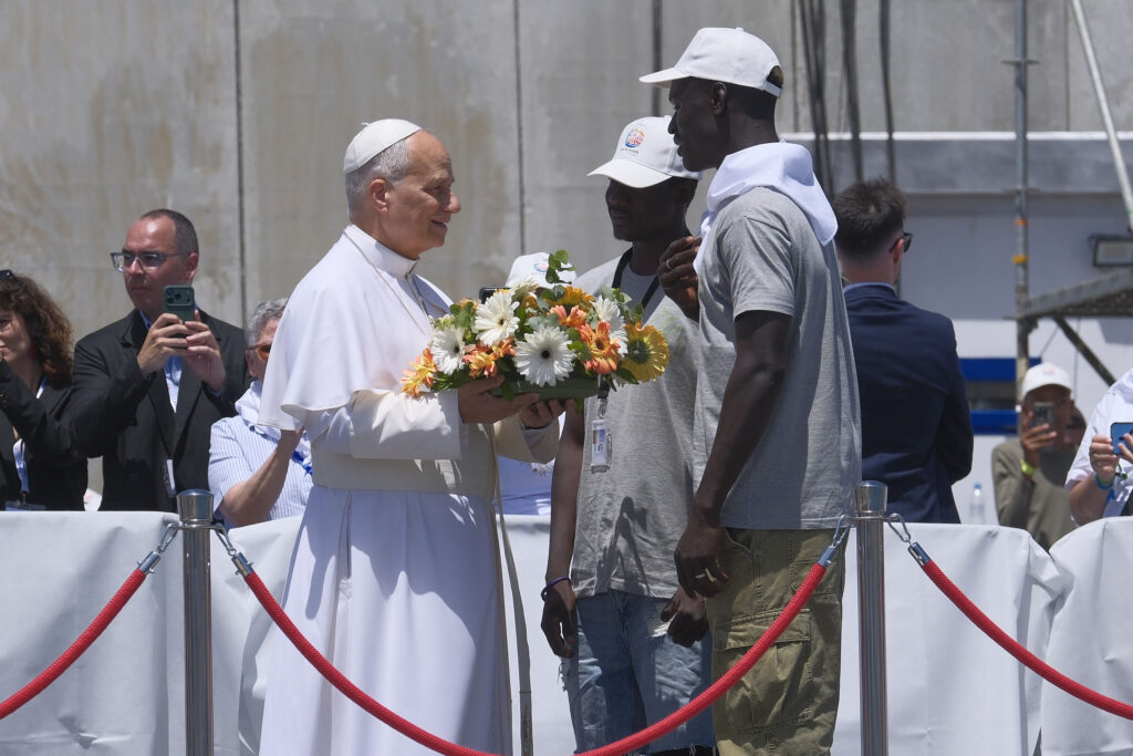 León XIV, el Papa que desarma las periferias