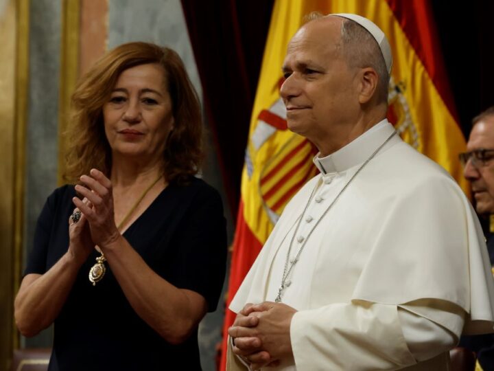 León XIV y las migraciones. Ovación en el Parlamento, cerrojo en las fronteras