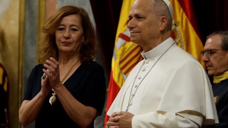 León XIV y las migraciones. Ovación en el Parlamento, cerrojo en las fronteras