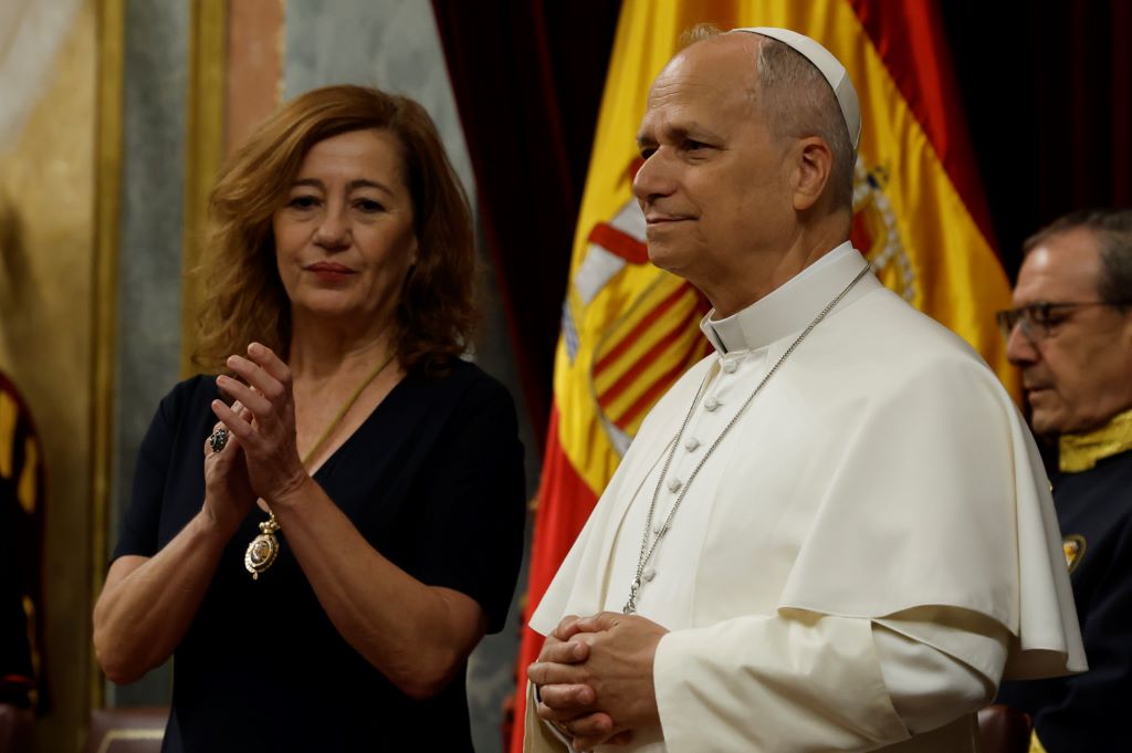 León XIV y las migraciones. Ovación en el Parlamento, cerrojo en las fronteras