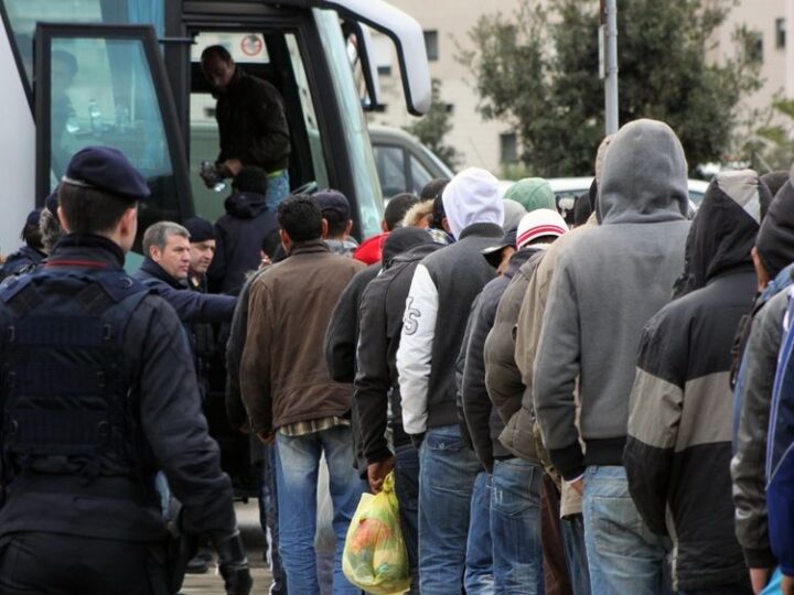 Los obispos europeos alertan de que la nueva política de retornos amenaza la dignidad de las personas migrantes