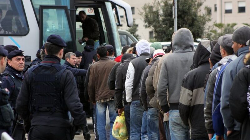 Los obispos europeos alertan de que la nueva política de retornos amenaza la dignidad de las personas migrantes
