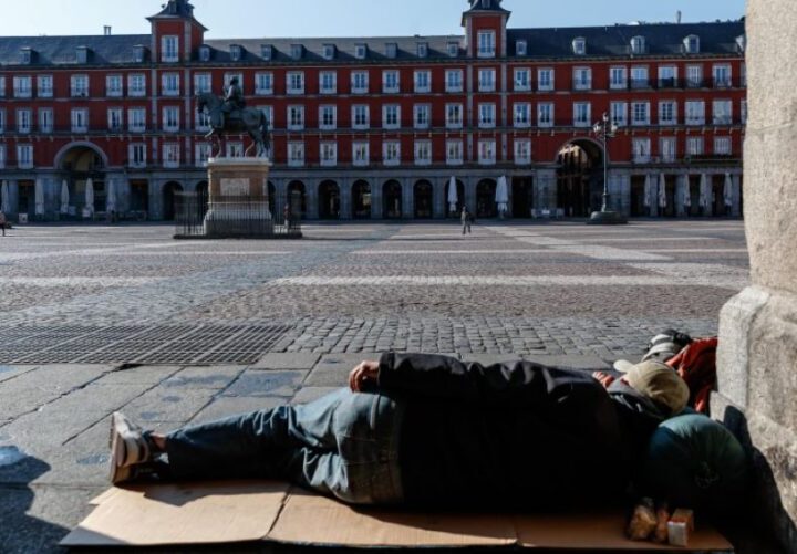 Las medidas de Ayuso y Almeida contra personas sin hogar y sin empadronar, “contrarias a los valores” defendidos por el Papa