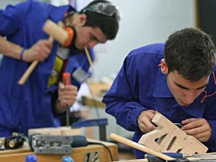 El diálogo social sobre el paro abre el pulso por las ayudas al empleo y el papel de las agencias privadas