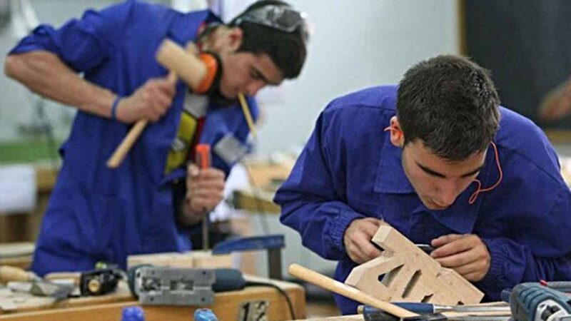 El diálogo social sobre el paro abre el pulso por las ayudas al empleo y el papel de las agencias privadas