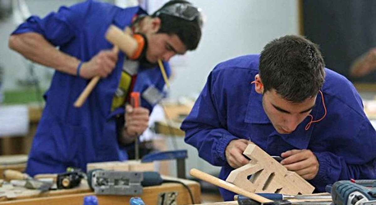 El diálogo social sobre el paro abre el pulso por las ayudas al empleo y el papel de las agencias privadas