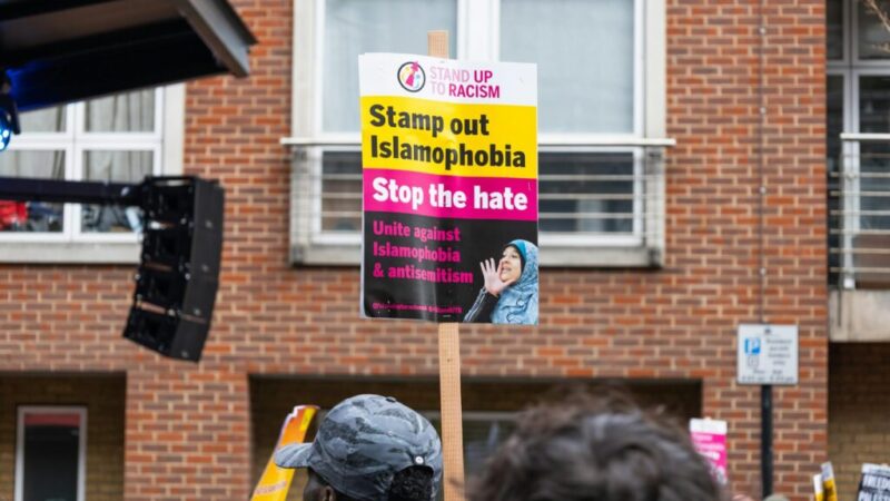 Más allá del miedo: lo que revelan los estudios sobre las emociones que alimentan la islamofobia