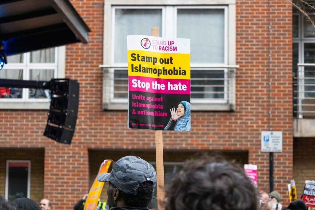 Más allá del miedo: lo que revelan los estudios sobre las emociones que alimentan la islamofobia