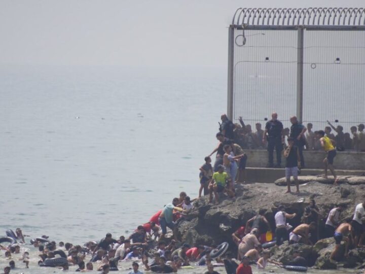 Los dispositivos de vigilancia y acogida de Ceuta desbordados por el paso de personas migrantes