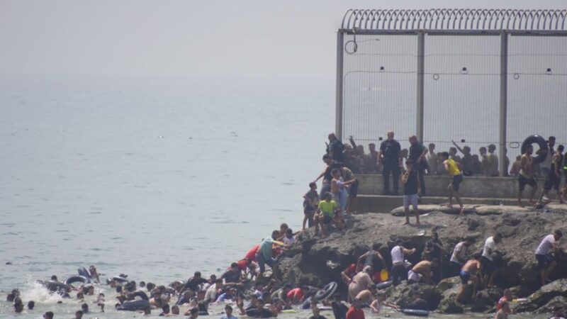 Los dispositivos de vigilancia y acogida de Ceuta desbordados por el paso de personas migrantes