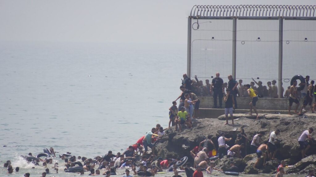 Los dispositivos de vigilancia y acogida de Ceuta desbordados por el paso de personas migrantes