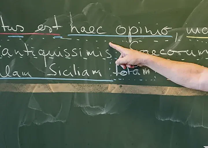 Mario R., profesor interino: «Vivimos en una incertidumbre constante que hace muy difícil hacer planes de futuro»