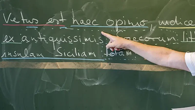 Mario R., profesor interino: «Vivimos en una incertidumbre constante que hace muy difícil hacer planes de futuro»