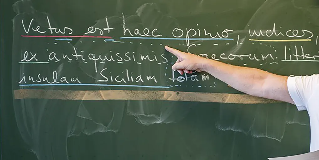 Mario R., profesor interino: «Vivimos en una incertidumbre constante que hace muy difícil hacer planes de futuro»