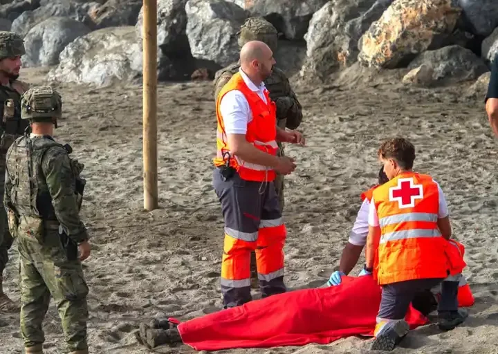 Personas migrantes siguen deambulando por Ceuta, a pesar de que la gran mayoría ha vuelto a Marruecos