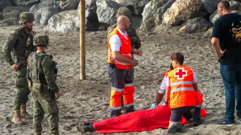 Personas migrantes siguen deambulando por Ceuta, a pesar de que la gran mayoría ha vuelto a Marruecos
