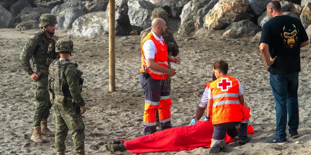 Personas migrantes siguen deambulando por Ceuta, a pesar de que la gran mayoría ha vuelto a Marruecos