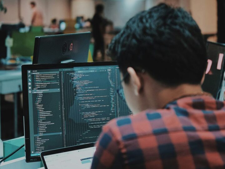 El trabajo invisible que alimenta la inteligencia artificial por unos pocos centavos
