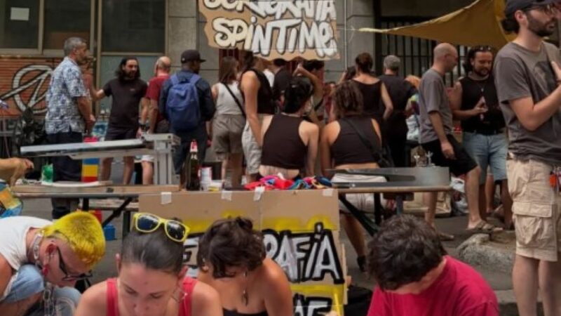 “Aquí se está defendiendo la democracia” afirma Roberto Saviano ante la comunidad que resiste el desalojo de Spin Time