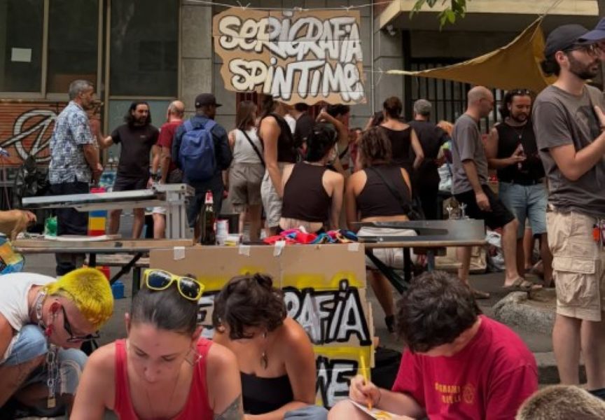 “Aquí se está defendiendo la democracia” afirma Roberto Saviano ante la comunidad que resiste el desalojo de Spin Time