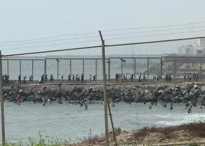 Ceuta suspende a España: La democracia ante la alambrada