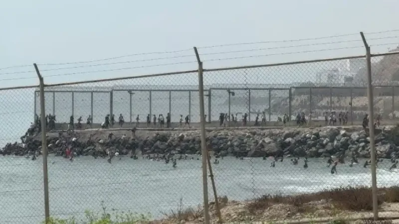 Ceuta suspende a España: La democracia ante la alambrada