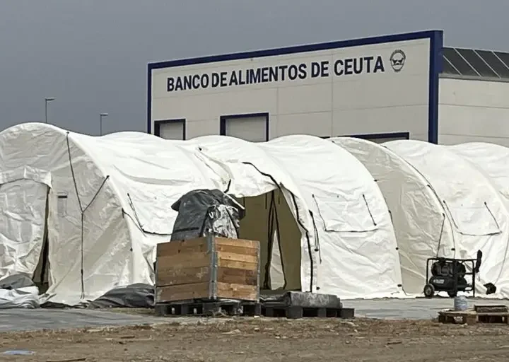 Migraciones levanta un albergue temporal en los muelles de Ceuta pese al rechazo de la Autoridad Portuaria
