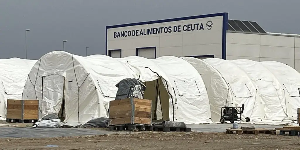 Migraciones levanta un albergue temporal en los muelles de Ceuta pese al rechazo de la Autoridad Portuaria