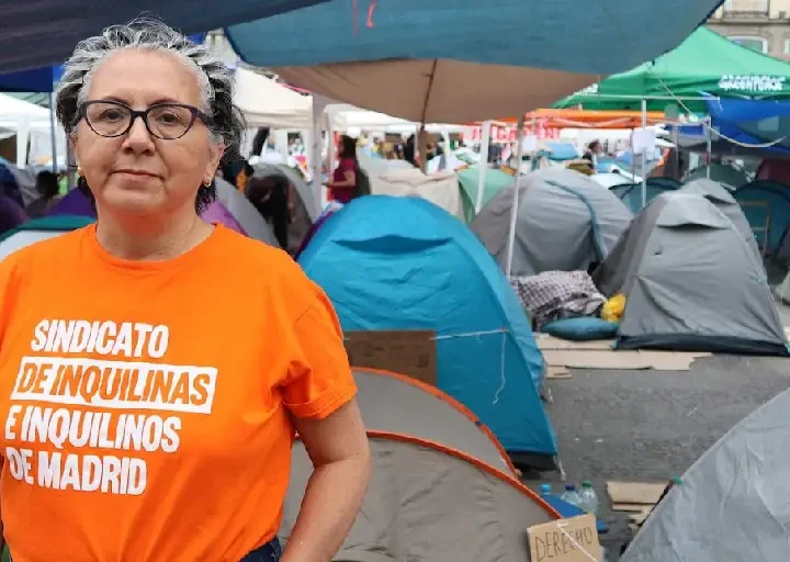 La acampada por la vivienda en Sol sigue creciendo a la espera de un decreto que impida más desahucios como el de Maricarmen