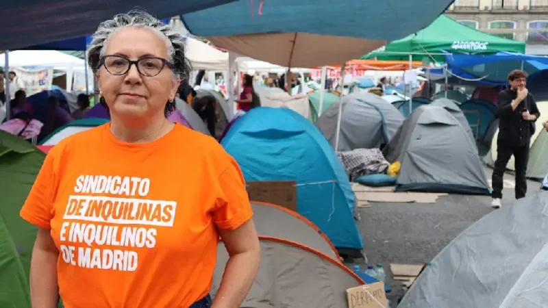 La acampada por la vivienda en Sol sigue creciendo a la espera de un decreto que impida más desahucios como el de Maricarmen