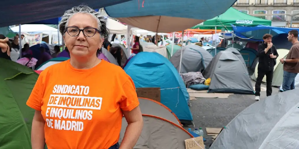 La acampada por la vivienda en Sol sigue creciendo a la espera de un decreto que impida más desahucios como el de Maricarmen