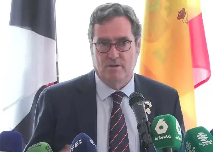 La CEOE suspende sus contactos con el Gobierno hasta la votación del registro de grupos de interés