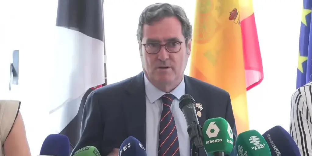 La CEOE suspende sus contactos con el Gobierno hasta la votación del registro de grupos de interés