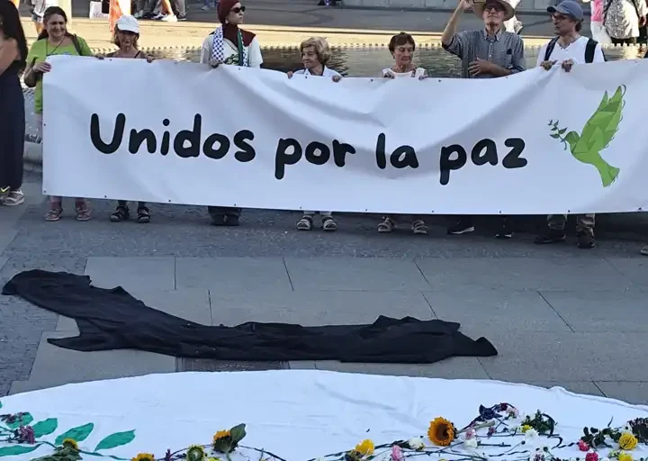 Flores para la paz en el corazón de Madrid