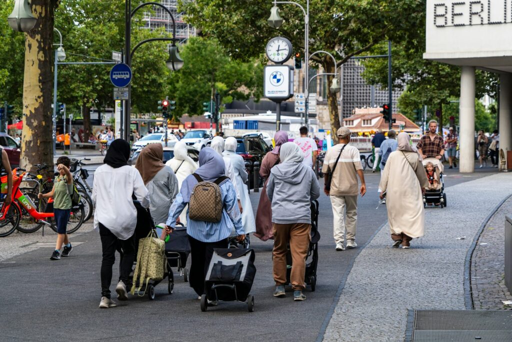 Cómo el partido de extrema derecha alemán AfD está tratando de ganarse el voto de aquellos a quienes promete deportar