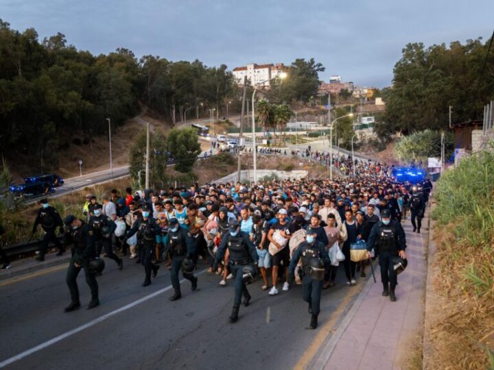 Más de 140 organizaciones exigen acelerar la respuesta humanitaria en Ceuta