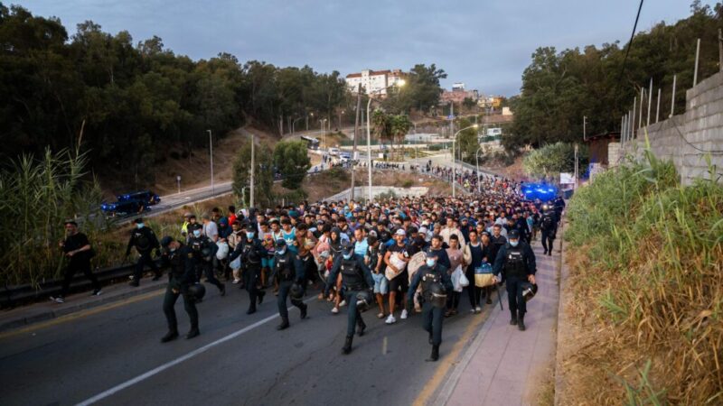 Más de 140 organizaciones exigen acelerar la respuesta humanitaria en Ceuta