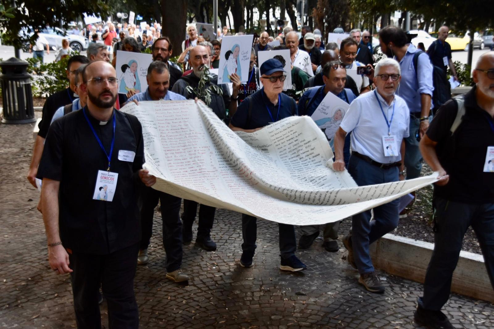 Sacerdotes contra el Genocidio reclama romper “el silencio y la indiferencia” ante Gaza tras marchar por Roma