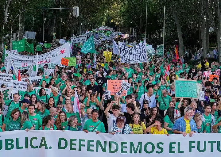La huelga educativa en Madrid arranca con amplio seguimiento y cargas policiales en la Complutense