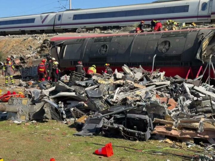 Al menos 68 personas fallecen en el accidente ferroviario de Toledo y 15 heridos están muy graves | Puente considera “inexplicable” la orden de reanudar la marcha del AVE con una señal roja y el Iryo detenido