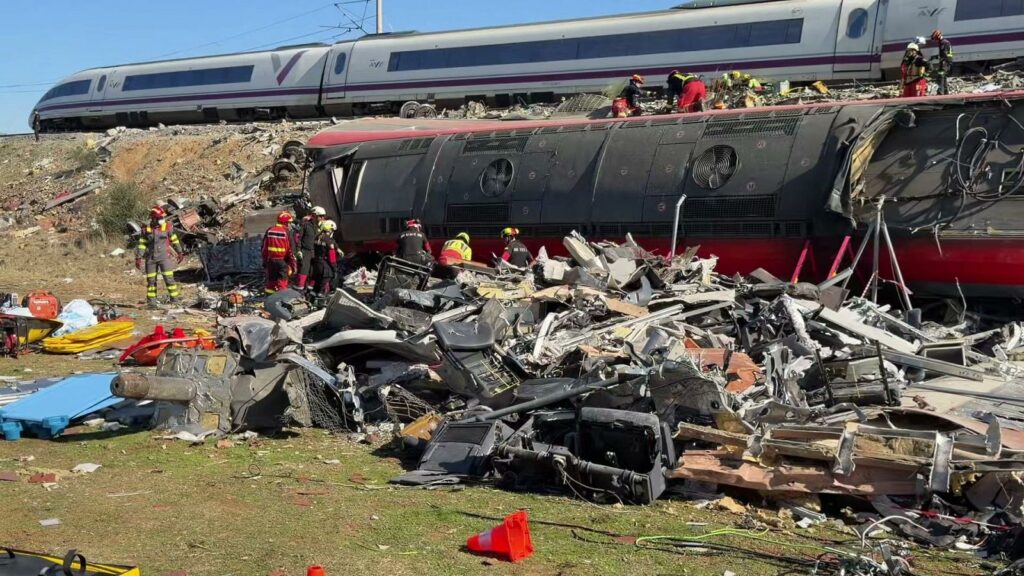 Al menos 68 personas fallecen en el accidente ferroviario de Toledo y 15 heridos están muy graves | Puente considera “inexplicable” la orden de reanudar la marcha del AVE con una señal roja y el Iryo detenido