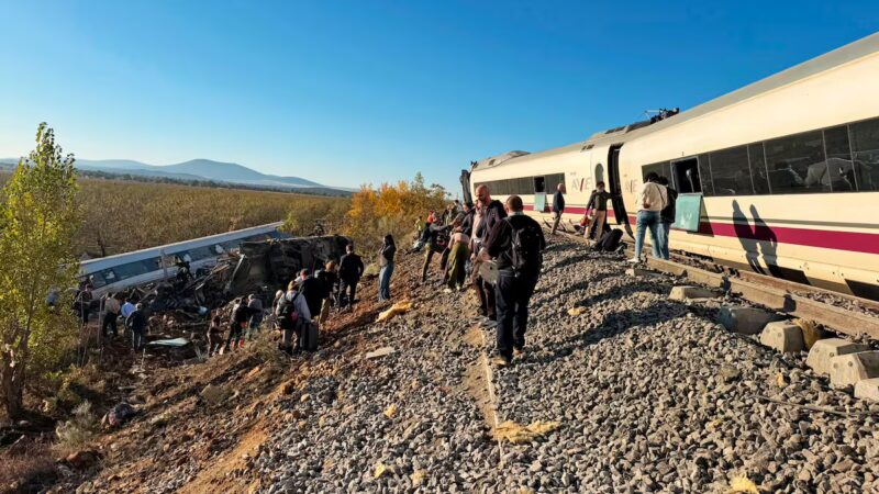 Al menos diez personas fallecen en un choque entre dos trenes de alta velocidad en Urda (Toledo)