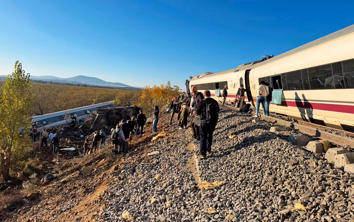 Al menos diez personas fallecen en un choque entre dos trenes de alta velocidad en Urda (Toledo) | García Magán y Gil Tamayo expresan su dolor por el accidente y su cercanía a las familias